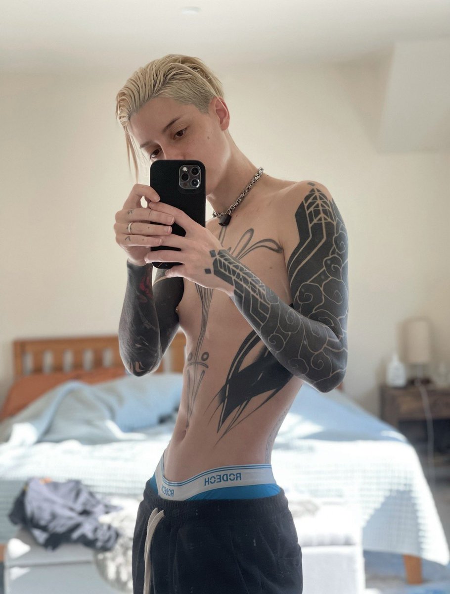 HannibalDamage's tweet photo. ~4.5 years on T 
- constantly hungry 
- constantly h0rny
- oily ass skin 
- shave face daily or sandpaper stubble
- give up on any body shaving
-🩸stopped after 2 yrs 
- voice much lower but want more (too high during sex still)
- sharp af Adam’s Apple 
- bottom growth rules https://t.co/dOH0Ef8DmQ