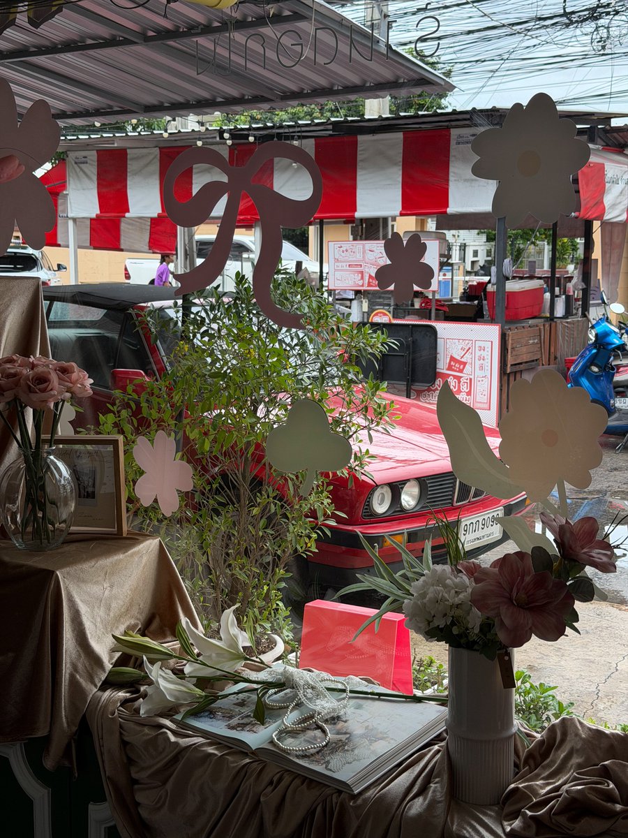 CAFETELLER's tweet photo. ใครชอบจัดดอกไม้อยากมาแนะนำร้าน Ms. H Flower House ที่ลาดพร้าว 112 เขามีเวิร์คชอปจัดดอกไม้ราคาน่ารักมากกกก 350.- คือได้ทั้งเรียนเบื้องต้น+แจกันดอกไม้กลับบ้านไปเลย นี่ไปอัน FIFA HYDRATION ฟีล ๆ คนอินบอลโลก ทำเพลินมาก ใช้วันหยุดอย่างคุ้มค่าาา ⚽️🇫🇷🌼 https://t.co/dVDlBuscyq