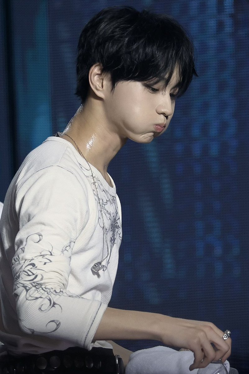 나야 tweet media