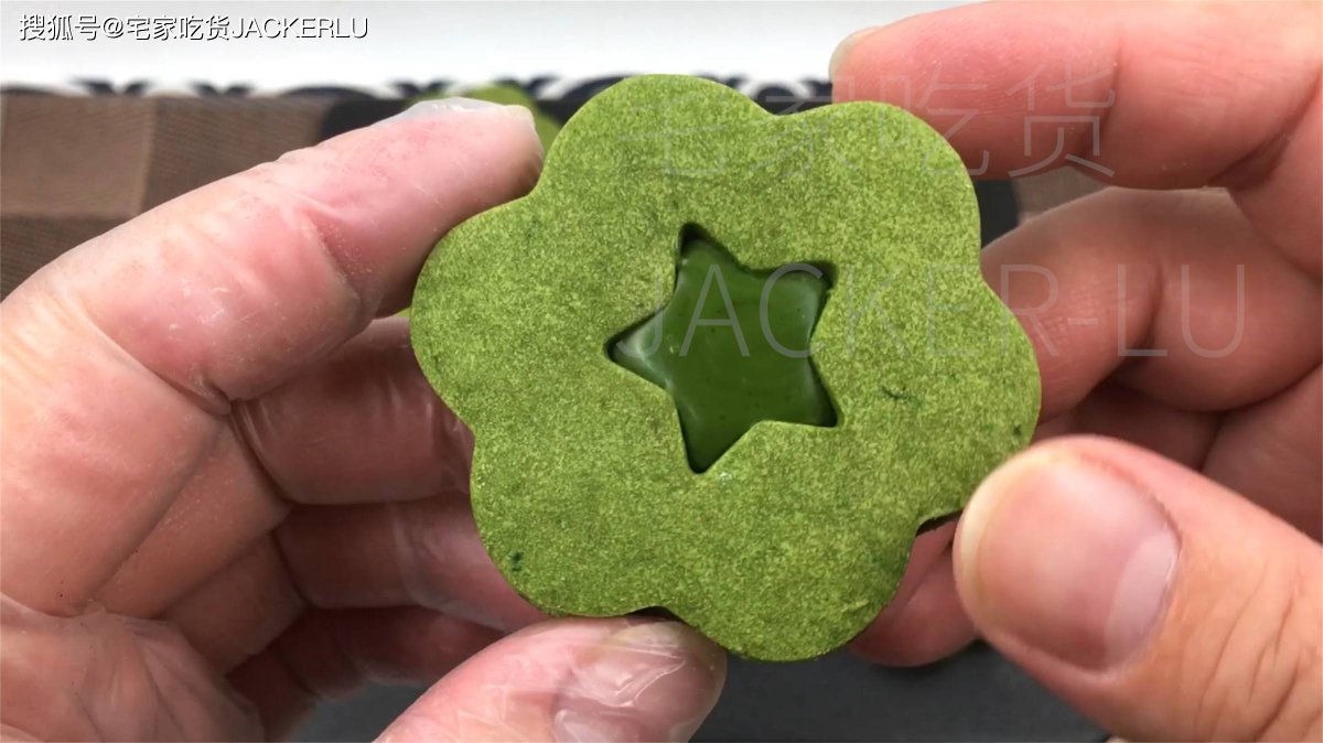 hikoukifwan's tweet photo. Just grabbed a bag of matcha kitkats and had to split them with my snack buddy  Best impromptu decision ever—sharing makes every treat taste better!， https://t.co/Q92JEbehKv