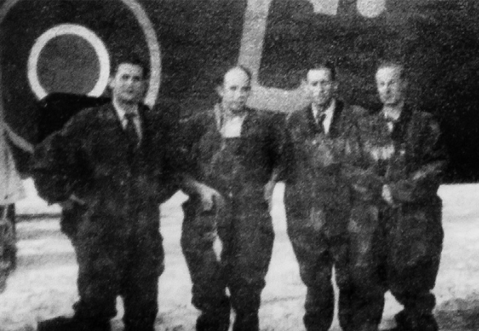 1035cz's tweet photo. V noci ze 3. na 4. července 1944 vzlétl z italského letiště Brindisi bombardér Halifax s kanadskou posádkou. Na palubě byli čtyři českoslovenští parašutisté z operační skupiny GLUCINIUM: Vítězslav Lepařík, Ludvík Hanina, Josef Cikán a František Trpík.

V prostoru jižních Čech měli v závěru války pomáhat připravit ozbrojené povstání. Nesli radiostanice, přijímač, falešné doklady, peníze, čokoládu, konzervovanou stravu a ampule s jedem. Každý měl pod seskokovou kombinézou civilní oblek, dvě pistole a dýku.

Operace se ale od začátku komplikovala. 🧵