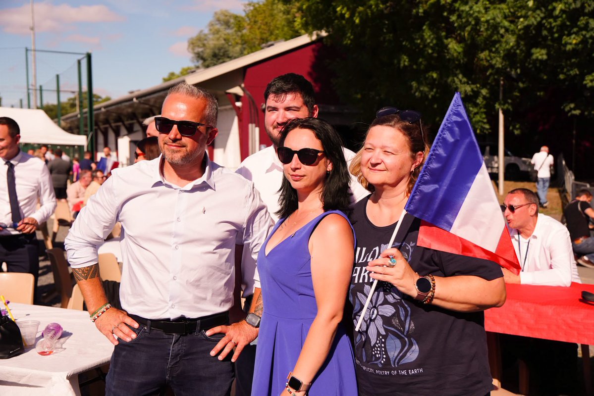 RNational_off's tweet photo. 🇫🇷 À Liévin, l’enthousiasme est déjà au rendez-vous ! Les militants du Pas-de-Calais sont mobilisés, déterminés et impatients d’accueillir Marine Le Pen et Jordan Bardella pour un grand moment de rassemblement.

💙 Une énergie incroyable, des visages souriants et la même conviction partagée : le changement n’attend plus. Ensemble, poursuivons la dynamique du premier parti de France !