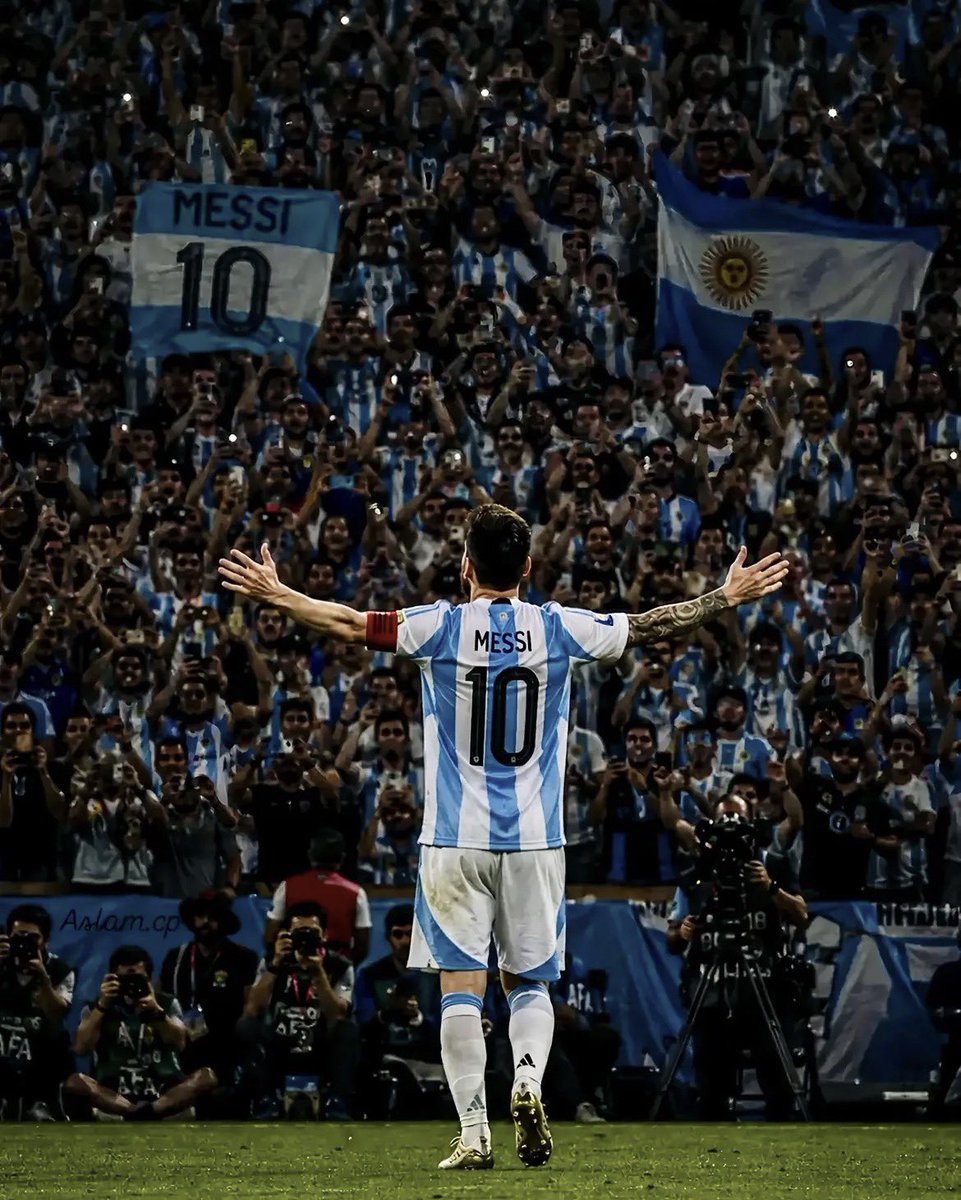 MximaReina1's tweet photo. Messi , 39 años , jugó los 120 minutos , dejó su vida por Argentina . 🇦🇷 Gracias Campeón ! https://t.co/IVXehieD5g