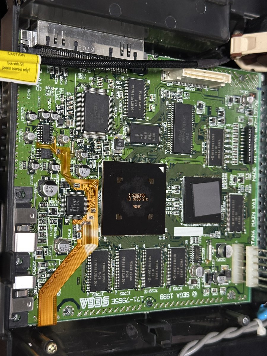 trinity33r's tweet photo. ドリームキャストにHDMI MOD組み込み
ハンダ付けは余裕だけど鉄板を切るのが大変だった… https://t.co/yt8SoNZ6Ei