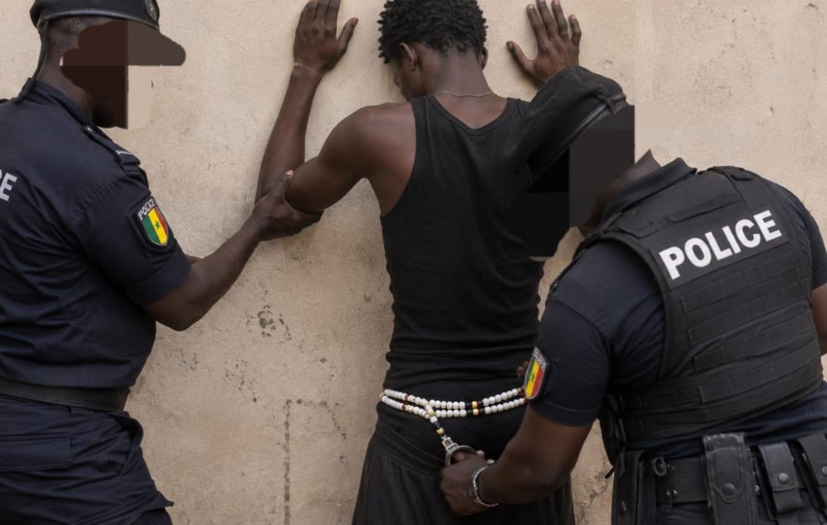 Cisse_Maps's tweet photo. Apologie de l'homosexualité : le danseur Malaw SECK arrêté, des perles découvertes autour des reins et des vidéos "pornos" sur son telephone 

Le commissariat d'arrondissement de Diamaguène Sicap-Mbao a procédé à l'interpellation de Malaw SECK, 34 ans, se présentant comme danseur. Il est poursuivi pour incitation à la débauche, prostitution en ligne, apologie d'acte contre nature, la création et gestion de site à caractère pornographique, selon des informations exclusives de Seneweb.
Les faits remontent à la nuit du 24 juin. Lors d'une patrouille de routine dans le secteur, les policiers ont repéré Malaw SECK, en compagnie d'un motocycliste, stationné non loin du bar "Le Bleu Keuss", à proximité du domicile d'un célèbre lutteur déjà écroué. Leur comportement jugé suspect a poussé les agents à se diriger vers eux. Le motocycliste a aussitôt pris la fuite, abandonnant Malaw SECK sur place.
Interpellé, le mis en cause a expliqué être venu de Yeumbeul pour se procurer du Vody, une boisson alcoolisée. Mais la fouille corporelle effectuée par les policiers a révélé un détail troublant : des perles dissimulées autour de ses reins. Interrogé sur ce point précis, Malaw SECK n'a fourni aucune explication.
Le modus operandi de "l'annonce"
Soumis à un interrogatoire serré, le mis en cause a fini par reconnaître qu'il s'adonnait à une activité qu'il désigne sous le terme "annonce", justifiant au passage sa voix efféminée. Selon ses déclarations, ce procédé consiste à réaliser des vidéos à caractère pornographique, ensuite diffusées sur les réseaux sociaux. L'objectif est d'appâter une clientèle exclusivement masculine, moyennant rémunération.
Des preuves accablantes découvertes sur son téléphone
Avec le consentement de Malaw SECK, les enquêteurs ont exploité son téléphone portable. Cette analyse a permis de mettre au jour de nombreuses conversations WhatsApp échangées avec des clients hommes, ainsi que des vidéos pornographiques publiées sur cette même messagerie, confirmant les déclarations du mis en cause.
Au terme de l'enquête, Malaw SECK a été déféré devant le procureur Saliou Dicko, chef du parquet de Pikine-Guédiawaye. Il a été placé sous mandat de dépôt et sera jugé en flagrant délit.

Auteur: Mor Mbaye CISSÉ