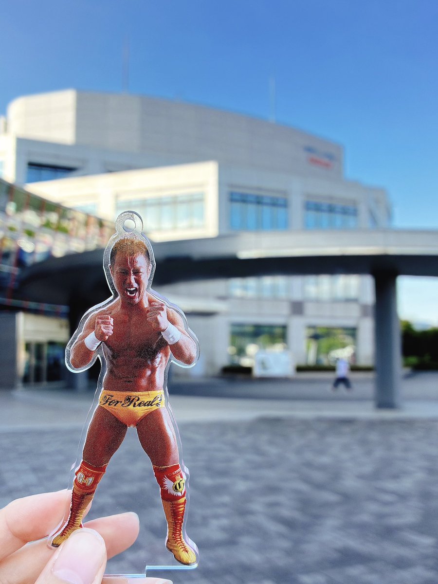 momono7188's tweet photo. 新日本プロレス山形大会。
対戦カードに名前はなかったけど、本間さんのアクスタ持って会場へ。

引退かぁ…
初めて新日本プロレスを観戦した時にサインを書いてもらってツーショットを撮ってもらった時からずっと大好きな本間さん。

こけしisハッピー
来年の山形大会も絶対見に行きます。 https://t.co/oKWEdem6EG
