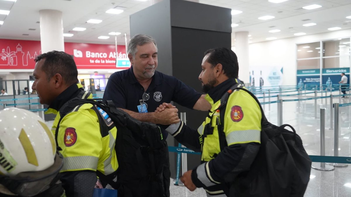 BomberosGYE's tweet photo. 🇪🇨🚒 ¡Misión cumplida! Nuestros rescatistas regresaron a casa.

Entre aplausos, abrazos y lágrimas de emoción, los 61 integrantes del Grupo USAR ECU-11 llegaron a Guayaquil tras culminar su misión humanitaria en Venezuela, donde trabajaron incansablemente en las labores de búsqueda y rescate de las víctimas afectadas por el terremoto.

#EcuadorConVenezuela