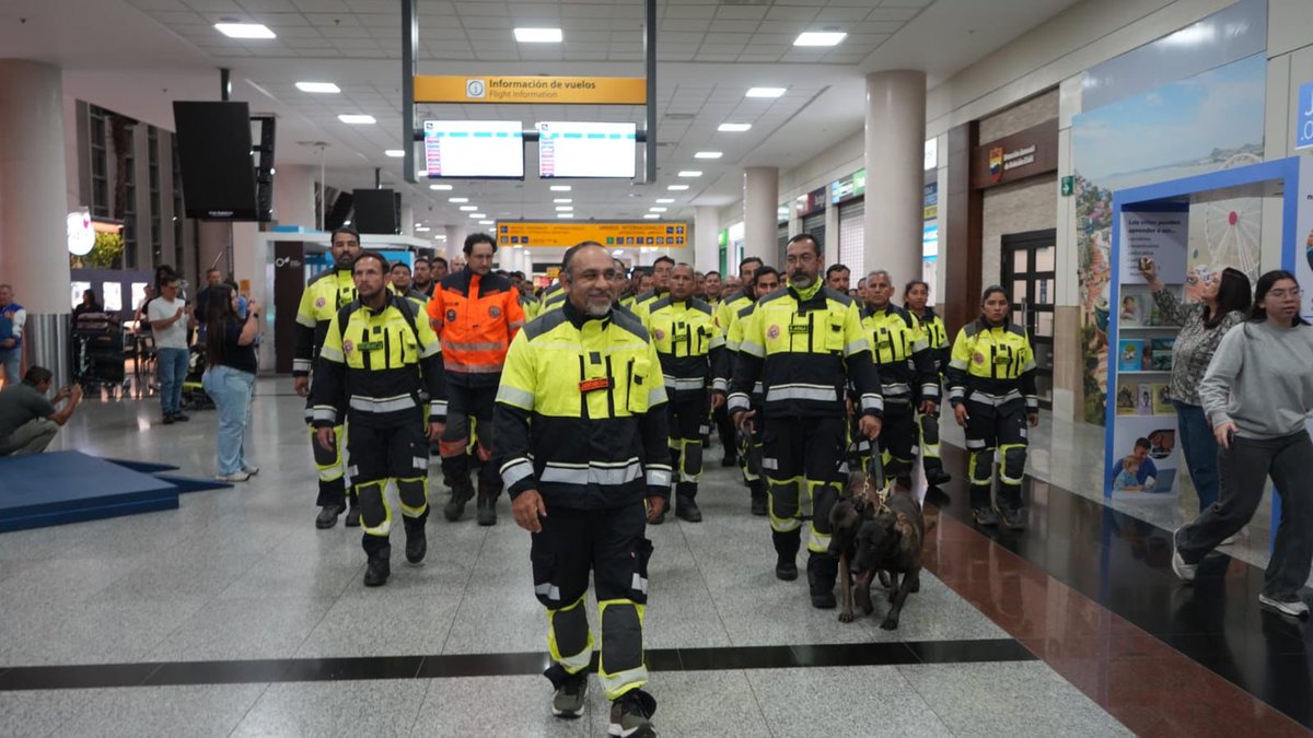 BomberosGYE's tweet photo. 🇪🇨🚒 ¡Misión cumplida! Nuestros rescatistas regresaron a casa.

Entre aplausos, abrazos y lágrimas de emoción, los 61 integrantes del Grupo USAR ECU-11 llegaron a Guayaquil tras culminar su misión humanitaria en Venezuela, donde trabajaron incansablemente en las labores de búsqueda y rescate de las víctimas afectadas por el terremoto.

#EcuadorConVenezuela