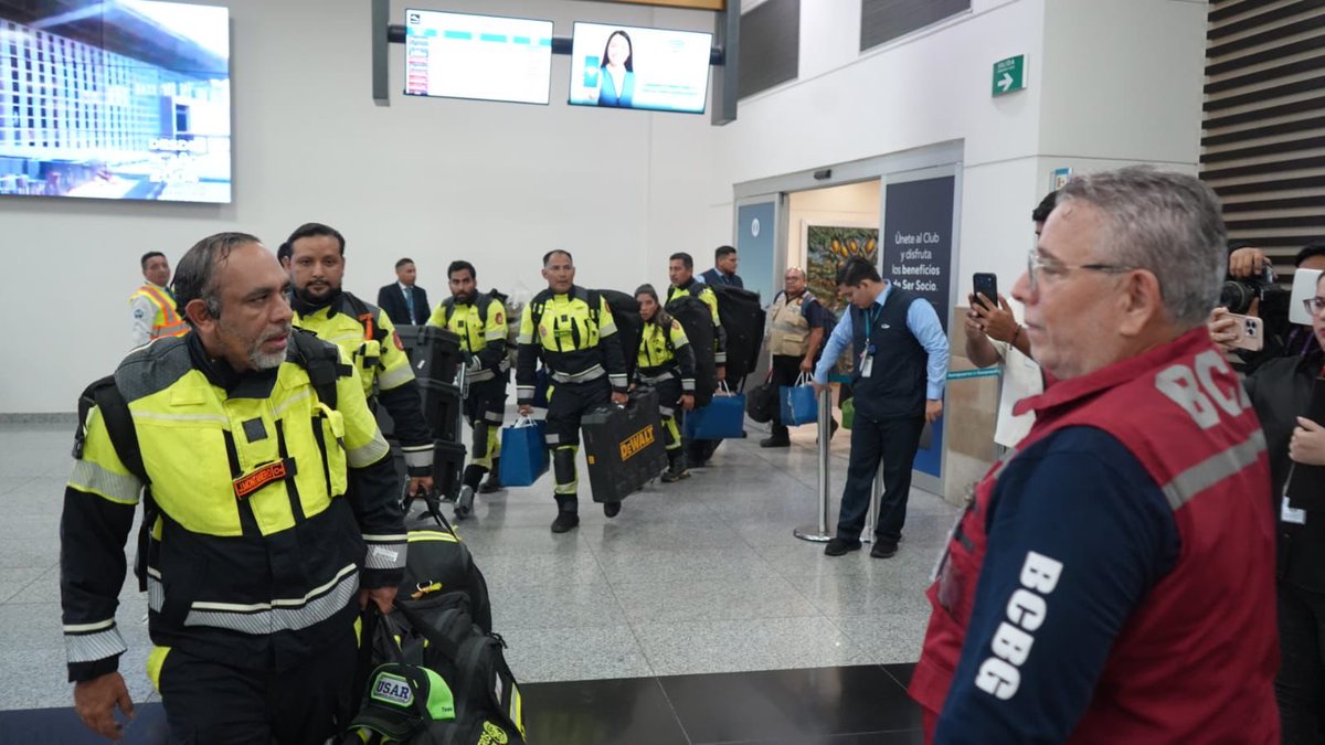 BomberosGYE's tweet photo. 🇪🇨🚒 ¡Misión cumplida! Nuestros rescatistas regresaron a casa.

Entre aplausos, abrazos y lágrimas de emoción, los 61 integrantes del Grupo USAR ECU-11 llegaron a Guayaquil tras culminar su misión humanitaria en Venezuela, donde trabajaron incansablemente en las labores de búsqueda y rescate de las víctimas afectadas por el terremoto.

#EcuadorConVenezuela