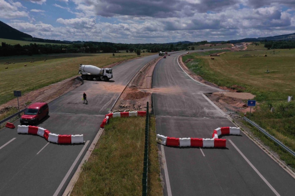 Pillandia's tweet photo. POL - Trasa S3 już nie kończy się w szczerym polu. Czesi położyli asfalt przy granicy z Polską. 
ENG - The S3 route no longer ends in the middle of nowhere. Czechia has laid asphalt near the border with Poland. 
📸: 2026. 
https://t.co/ko46RcMslF https://t.co/0iTrdPxuk0