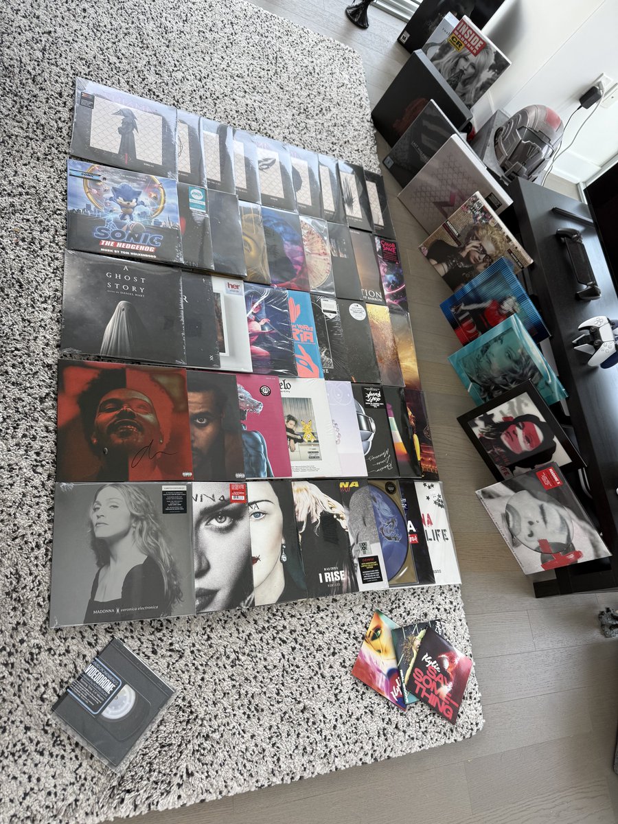 RinoTheBouncer's tweet photo. I would trade physical media for your soulless digital reality🚀

“But physical media stops working 5-10 years later!”

I got CDs from 1998 that my mom and dad got me and they still work like a charm😎 https://t.co/zALsBKMemQ