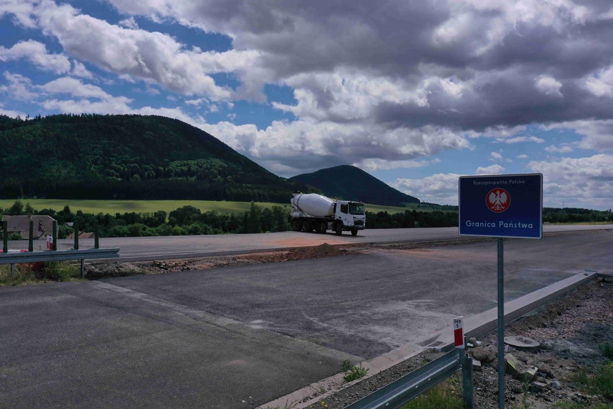 Pillandia's tweet photo. POL - Trasa S3 już nie kończy się w szczerym polu. Czesi położyli asfalt przy granicy z Polską. 
ENG - The S3 route no longer ends in the middle of nowhere. Czechia has laid asphalt near the border with Poland. 
📸: 2026. 
https://t.co/ko46RcMslF https://t.co/0iTrdPxuk0