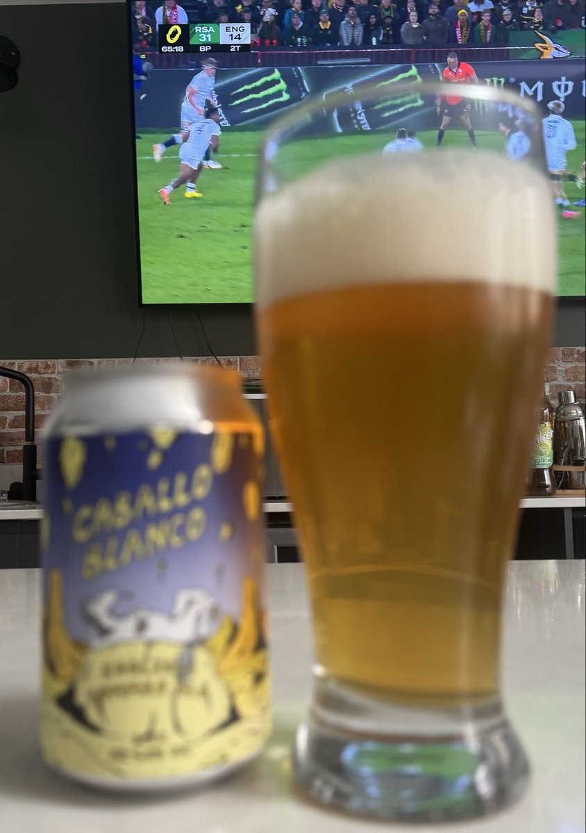 ArthurJGates's tweet photo. Caballo Blanco. Hazy, fruity, very good. South Africa 31 England 14. This is my fourth beer. England down to 13 players. I may need a fifth. 4/5 (the beer) https://t.co/fUkwfUEsSC