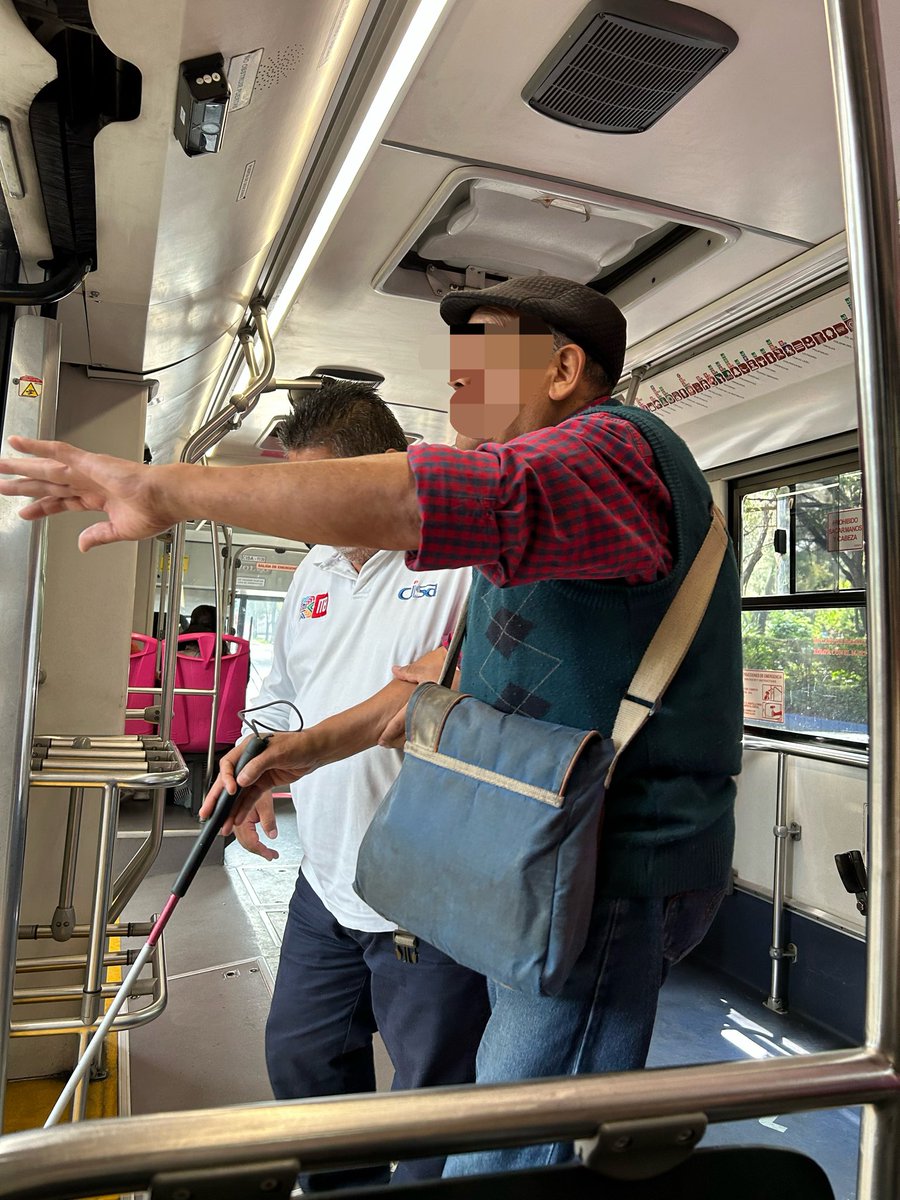 IlianaMiller's tweet photo. Este valiente y empatico conductor del metrobús, paró la unidad para recordarle a este invidente, que había llegado a su estación destino y lo apoyó a bajar de la unidad!
Dios lo bendiga siempre! #empatic #hero #cdmx https://t.co/vsvaX5KHMd
