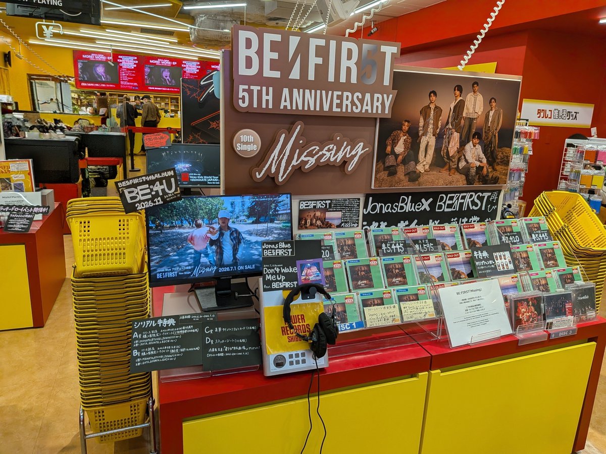 mai_bf87's tweet photo. 渋谷タワレコ1階のジュノンとサイン達🥰
どこも写真撮ってるベスいっぱいいた✨
今日が今までで1番多く感じたよ😳

#BF_Missing
#BEFIRST https://t.co/IQjPVudLE5