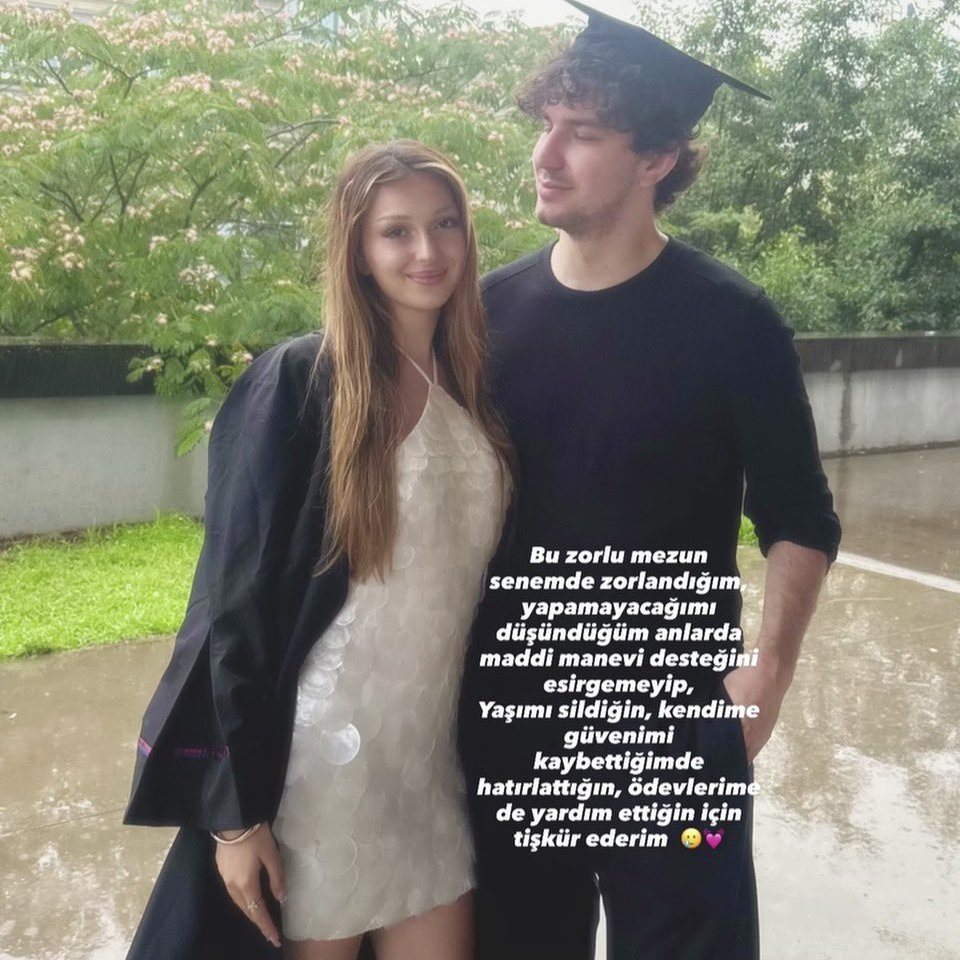 bosunatiklama's tweet photo. Manifest üyesi Sueda Uluca, sevgilisi Berkcan Güven'e teşekkür etti.

"Bu zorlu mezuniyet senemde, maddi manevi desteğini esirgemeyip, yaşımı sildiğin, kendime güvenimi kaybettiğimde hatırlattığın, ödevlerime de yardım ettiğin için teşekkür ederim." https://t.co/fkFpWx2HWb