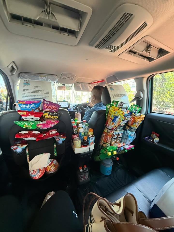 DriverOjelkilat's tweet photo. Warrgaaaa surabaya sekitarnya klo dpet blue bird pak gudianto huang bantu doain biar bapaknya bnyak rjeki sehat selalu., beliau nyiapin cemilan smpe obat2 an buat penumpangnyaa,. Ktnya berbagi ga hrus nunggu kaya kan mba., ya allah hebat bnget bapaaak., sehat2 banyak rjeki org baik., plis @bluebirdgroup kash apresiasi pliss mana mobilnya Adem harum nyaman PoLLL 😍

cc : laksitasafira