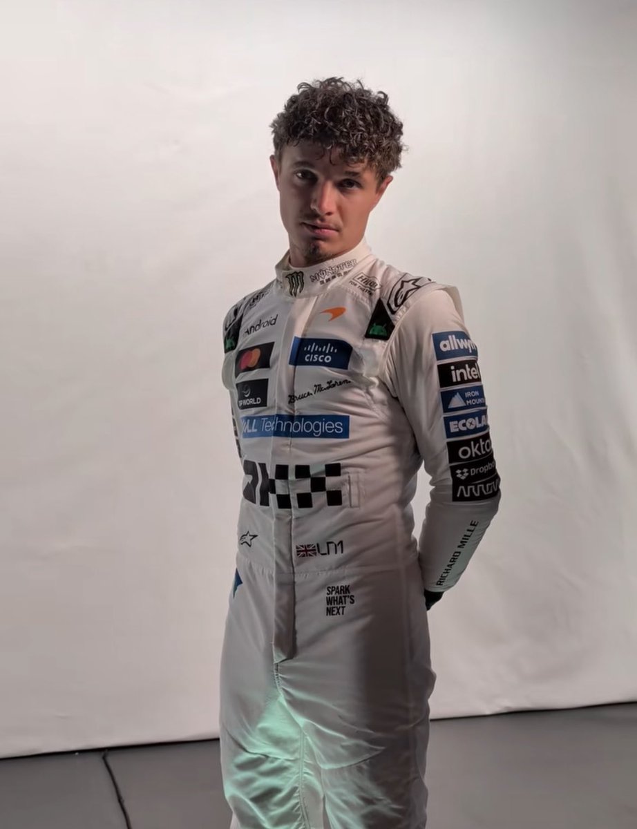 mickricc's tweet photo. que as roupas de corrida brancas da mclaren apareçam mais vezes 🙏🏻🙏🏻🙏🏻 https://t.co/rcP9tdh7hy