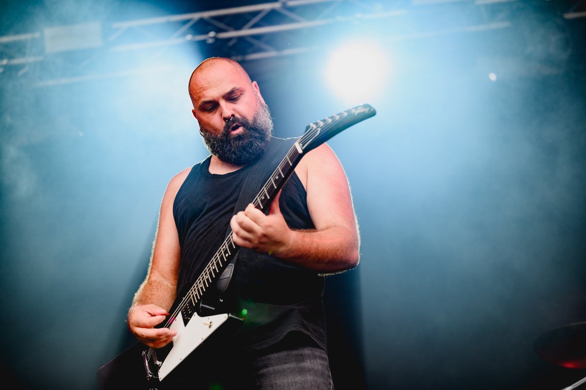 ResurrectionESP's tweet photo. Sacudida de riffs y groove con Kruddö, masterclass de doom nacional con TodoMal y leña ruidosa e industrial con los Family Men. ¡Menuda ronda! ¡¡Seeguimooosss!! 💥🖤

#ResurrectionFest #APlaceCalledHome #ConcertosdoXacobeo #ConcellodeViveiro #EstrellaGalicia https://t.co/x2XEU0AdhO