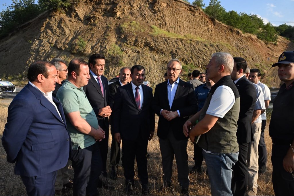 SeddarYavuz's tweet photo. #Pütürge ilçemiz Örmeli ve Taşbaşı Mahallelerinde meydana gelen orman yangını bölgesinde incelemelerde bulunarak yürütülen çalışmalar hakkında bilgi aldık.

Valiliğimiz koordinasyonunda ilgili tüm kurumlarımızın katılımıyla yangının en kısa sürede kontrol altına alınması için çalışmalar aralıksız sürdürülmektedir.

Sahada büyük bir özveriyle görev yapan tüm ekiplerimize kolaylıklar diliyor, Rabbim ülkemizi her türlü afetten muhafaza eylesin.

#Malatya