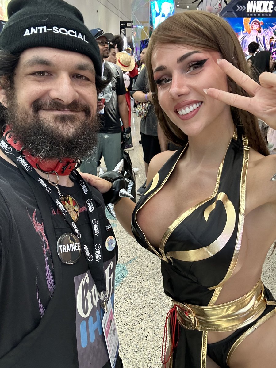 sandman420's tweet photo. I finally met (and worked up the courage to talk to 🫠) @ss_kale_!  I’m glad I was finally able to get a picture of her.  She’s been one of my biggest fitspirations for a long time now!  Her gains are even more amazing in person and she’s super sweet! 💪🏻💚🩷 https://t.co/r0w275WKjU
