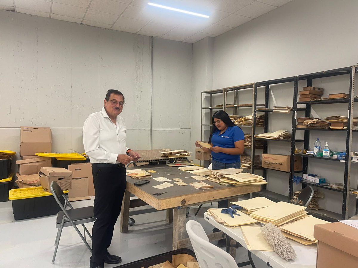 UFronteraNorte's tweet photo. CES Frontera Norte: aprendizaje trascendente. Alumnas preservan la historia de Reynosa guiadas por el Cronista Martín Salinas y la Directora Alicia De León. El Municipio de Reynosa fomenta estos espacios para formar profesionistas comprometidos. https://t.co/eISzV1avLW