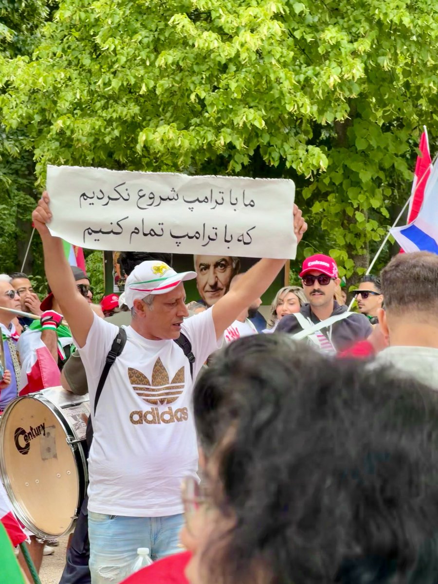 Sonofthebeach22's tweet photo. «ما با ترامپ شروع نکردیم که با ترامپ تمام کنیم.»
برلین، مقابل سفارت امریکا امروز چهارم جولای #جاویدشاه https://t.co/KXbfQUgFII