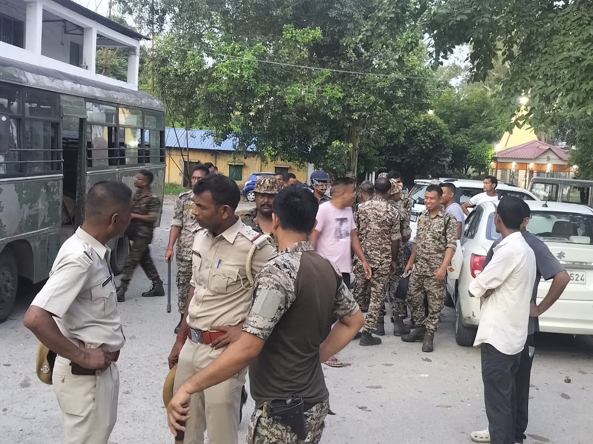 JustRightsIndia's tweet photo. We express our gratitude to @SuvenduWB, Uttar Dinajpur Police (@WBPolice), and JRC's partner organisations, Association for Voluntary Action (@protectwithAVA), and Koshi Lok Manch (@CAMPAIGNS_KLM), along with the entire rescue team, for their swift and coordinated action.

In a joint rescue in Islampur, 20 girls, including 17 minors aged between 12 and 16 years, were rescued from commercial sexual exploitation. Four traffickers and two customers have been detained, marking another important step towards dismantling organised trafficking networks.

Every child rescued is a step closer to a future free from exploitation, abuse, and violence.

#EndChildTrafficking #JustRightsForChildren

@Bhuwan_Ribhu