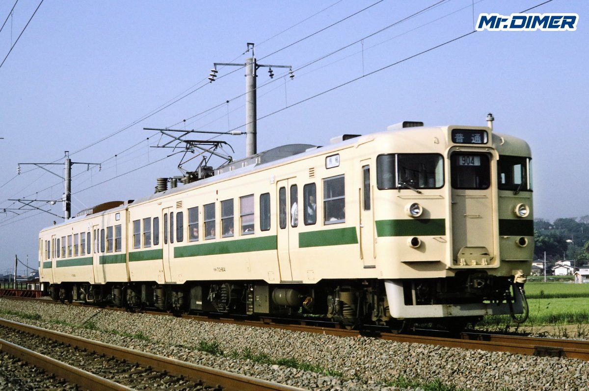 MrDIMER_X's tweet photo. 【日豊本線一夜で走破】“不死鳥713系”は、まだ終わらない。

＜九州にも夜行ブーム到来？＞

今年のダイヤ改正で定期運用を外れ、予備車となった713系LK-4編成。

JR九州公式でも「お疲れさま」と発表され、一時は引退か。そう感じた方も多かったのではないでしょうか。

ところが、その直後に代走。

817系の故障なども重なり、休んでは走り、また走る。

以前、Mr.DIMER graphでも取り上げましたが、
まさに“不死鳥”のような存在です。

※詳しくは、5月4日のMr.DIMER graphの記事も
ぜひ併せてご覧下さい。

そして今回、その713系が再び話題となっています。
なんと、日豊本線を全線走破する座席夜行列車として運転されることが発表されました。

鹿児島中央　8月7日　20:46発
門司港　　　8月8日　7:00着

夜を通し、鹿児島から門司港まで約10時間。

日豊本線を端から端まで駆け抜けるロングランです。
日豊本線全線を夜通し走るというだけでも十分な価値がありますが、
それが713系となれば、鉄道ファンにとっては見逃せない企画でしょう。

一方で、少し気になるのはLK-4編成の今後です。

今回も片道のみの運転ということもあり、「このまま北九州に残るのでは……」と少し不安を覚える方もいるかもしれません。
北九州に残る、と言うことは…？

ただ、まだ予備車として九州各地を支え続けてきたLK-4編成を完全に引退させるとは考えにくい…
私はそう信じたいと思います。

この夏しか味わえないかもしれない、713系による夜行列車の旅。

乗車される方はもちろん、乗れなかった方も、
宮崎から門司港まで駆け抜けるその姿を沿線で見送り、撮影してみてはいかがでしょうか。

昼間とはまったく違う表情で、夜の九州を走り抜ける713系。
その一夜は、きっと多くの鉄道ファンの記憶に残る夜になるはずです。
長年の活躍を労いながらも713系には、できるだけ九州を走り続けてほしい。
そう願ってやみません。

（マイミー）