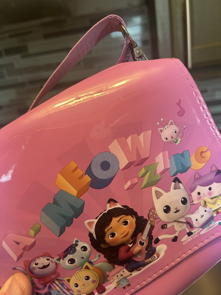 Maddie_Ellaa's tweet photo. Hey @amazon what are you guys doing sending out USED items to people who expect new?? Not only that, but sending out an item that has MOLD all over the inside??? This is a CHILDRENS bag!!! What if my daughter touched this before me? This is unacceptable! https://t.co/NllTLcTSKJ