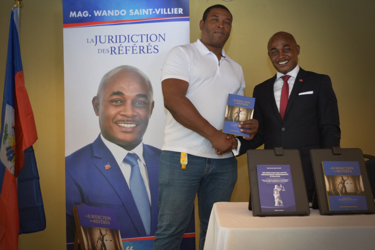 SkasonBaptiste's tweet photo. 🔴🔴🔴 LE MAGISTRAT WANDO SAINT-VILLIER RÉUSSIT LA PREMIÈRE VENTE-SIGNATURE DE SON NOUVEL OUVRAGE

         Le Magistrat Wando Saint-Villier, membre du Conseil Supérieur du Pouvoir Judiciaire (CSPJ) et Doyen du Tribunal de Première Instance de Hinche, a présenté, ce dimanche 28 juin 2026, son nouvel ouvrage, La Juridiction des Référés – Fondements théoriques et pratiques, lors d’une vente-signature organisée à l’Hôtel Karibe, à Pétion-Ville.

         Le rendez-vous a largement répondu aux attentes. Tout au long de la journée, près de deux cents personnes se sont succédé pour rencontrer l’auteur et repartir avec un exemplaire de cet ouvrage consacré à l’une des procédures les plus utilisées devant les tribunaux haïtiens, mais paradoxalement l’une des moins documentées par la doctrine nationale.

         Magistrats, avocats, professeurs de droit, étudiants, greffiers, notaires, plusieurs personnalités du monde judiciaire et des personnalités de divers secteurs d’activités avaient fait le déplacement, preuve de l’intérêt que suscite encore la production d’ouvrages juridiques en Haïti.

         Une intervention du Magistrat Saint-Villier était initialement prévue. Elle n’a finalement jamais eu lieu. Dès son arrivée dans la salle, à 9 h 18 am, les lecteurs se sont succédé sans interruption pour échanger avec lui, faire dédicacer leur ouvrage ou discuter de questions liées à la pratique des référés. Ce n’est qu’aux environs de 4 h 30 pm que cette longue séance de signatures a pris fin, sans que l’auteur n’ait eu le temps de prononcer le discours qu’il avait préparé.

         Interrogé sur les raisons qui l’ont conduit à consacrer un ouvrage à cette matière, le Magistrat Wando Saint-Villier évoque un constat fait au fil des années.

         « La juridiction des référés est l’une des procédures les plus utilisées dans nos tribunaux. Pourtant, les magistrats, les avocats et les étudiants disposent de très peu de références doctrinales haïtiennes pour les accompagner. J’ai voulu mettre à leur disposition un ouvrage qui réunit les fondements théoriques de la matière, les textes applicables, des jurisprudences de la Cour de Cassation ainsi que les principales difficultés rencontrées dans la pratique », a-t-il expliqué.

         Pour lui, écrire sur le droit n’est pas un exercice académique détaché des réalités du terrain.

         « Écrire sur le droit haïtien, pour les praticiens du droit haïtien, c’est contribuer, à sa manière, au développement de notre système judiciaire », a ajouté le Magistrat Saint-Villier.

         Fruit de plusieurs années de recherche, l’ouvrage rassemble les principaux textes applicables, des jurisprudences de la Cour de cassation, des analyses doctrinales ainsi que de nombreuses observations pratiques destinées à accompagner les magistrats, les avocats, les étudiants en droit et, plus largement, tous les professionnels appelés à intervenir dans cette procédure.

         Cette première vente-signature, organisée à la veille de l’anniversaire de l’auteur, a également pris une dimension plus personnelle. Les nombreux témoignages d’estime et de sympathie qui lui ont été adressés tout au long de la journée ont donné à cette rencontre une atmosphère chaleureuse, bien au-delà du simple lancement d’un livre.

         À l’issue de cette première étape, le Magistrat Saint-Villier a annoncé qu’il poursuivra les ventes-signatures dans plusieurs juridictions de province, afin d’aller à la rencontre des professionnels du droit et des lecteurs intéressés par cet ouvrage.

         Le succès de cette première journée rappelle une réalité souvent oubliée, malgré les difficultés que traverse le pays, les publications juridiques continuent de susciter un véritable intérêt lorsqu’elles répondent à un besoin concret de la pratique.

Crédit Photos :  @SkasonBaptiste

#SkasonBaptiste
2 juillet 2026
An 223 de notre Indépendance