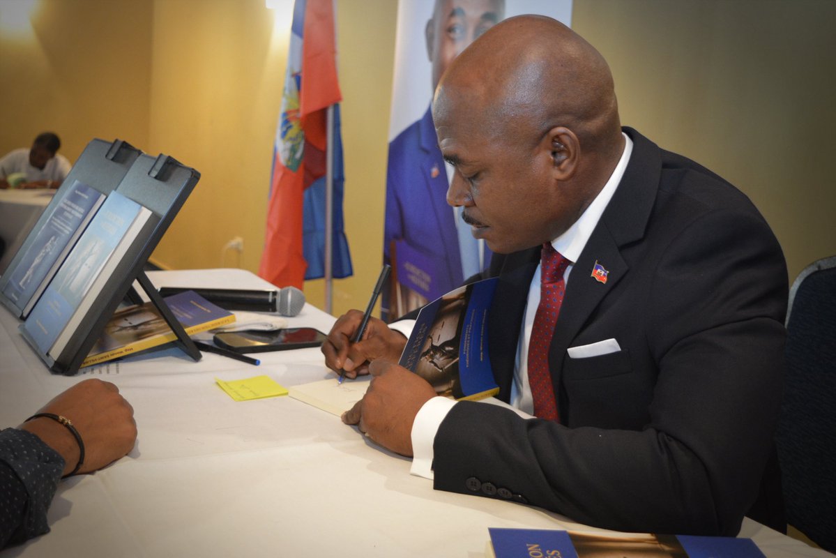 SkasonBaptiste's tweet photo. 🔴🔴🔴 LE MAGISTRAT WANDO SAINT-VILLIER RÉUSSIT LA PREMIÈRE VENTE-SIGNATURE DE SON NOUVEL OUVRAGE

         Le Magistrat Wando Saint-Villier, membre du Conseil Supérieur du Pouvoir Judiciaire (CSPJ) et Doyen du Tribunal de Première Instance de Hinche, a présenté, ce dimanche 28 juin 2026, son nouvel ouvrage, La Juridiction des Référés – Fondements théoriques et pratiques, lors d’une vente-signature organisée à l’Hôtel Karibe, à Pétion-Ville.

         Le rendez-vous a largement répondu aux attentes. Tout au long de la journée, près de deux cents personnes se sont succédé pour rencontrer l’auteur et repartir avec un exemplaire de cet ouvrage consacré à l’une des procédures les plus utilisées devant les tribunaux haïtiens, mais paradoxalement l’une des moins documentées par la doctrine nationale.

         Magistrats, avocats, professeurs de droit, étudiants, greffiers, notaires, plusieurs personnalités du monde judiciaire et des personnalités de divers secteurs d’activités avaient fait le déplacement, preuve de l’intérêt que suscite encore la production d’ouvrages juridiques en Haïti.

         Une intervention du Magistrat Saint-Villier était initialement prévue. Elle n’a finalement jamais eu lieu. Dès son arrivée dans la salle, à 9 h 18 am, les lecteurs se sont succédé sans interruption pour échanger avec lui, faire dédicacer leur ouvrage ou discuter de questions liées à la pratique des référés. Ce n’est qu’aux environs de 4 h 30 pm que cette longue séance de signatures a pris fin, sans que l’auteur n’ait eu le temps de prononcer le discours qu’il avait préparé.

         Interrogé sur les raisons qui l’ont conduit à consacrer un ouvrage à cette matière, le Magistrat Wando Saint-Villier évoque un constat fait au fil des années.

         « La juridiction des référés est l’une des procédures les plus utilisées dans nos tribunaux. Pourtant, les magistrats, les avocats et les étudiants disposent de très peu de références doctrinales haïtiennes pour les accompagner. J’ai voulu mettre à leur disposition un ouvrage qui réunit les fondements théoriques de la matière, les textes applicables, des jurisprudences de la Cour de Cassation ainsi que les principales difficultés rencontrées dans la pratique », a-t-il expliqué.

         Pour lui, écrire sur le droit n’est pas un exercice académique détaché des réalités du terrain.

         « Écrire sur le droit haïtien, pour les praticiens du droit haïtien, c’est contribuer, à sa manière, au développement de notre système judiciaire », a ajouté le Magistrat Saint-Villier.

         Fruit de plusieurs années de recherche, l’ouvrage rassemble les principaux textes applicables, des jurisprudences de la Cour de cassation, des analyses doctrinales ainsi que de nombreuses observations pratiques destinées à accompagner les magistrats, les avocats, les étudiants en droit et, plus largement, tous les professionnels appelés à intervenir dans cette procédure.

         Cette première vente-signature, organisée à la veille de l’anniversaire de l’auteur, a également pris une dimension plus personnelle. Les nombreux témoignages d’estime et de sympathie qui lui ont été adressés tout au long de la journée ont donné à cette rencontre une atmosphère chaleureuse, bien au-delà du simple lancement d’un livre.

         À l’issue de cette première étape, le Magistrat Saint-Villier a annoncé qu’il poursuivra les ventes-signatures dans plusieurs juridictions de province, afin d’aller à la rencontre des professionnels du droit et des lecteurs intéressés par cet ouvrage.

         Le succès de cette première journée rappelle une réalité souvent oubliée, malgré les difficultés que traverse le pays, les publications juridiques continuent de susciter un véritable intérêt lorsqu’elles répondent à un besoin concret de la pratique.

Crédit Photos :  @SkasonBaptiste

#SkasonBaptiste
2 juillet 2026
An 223 de notre Indépendance