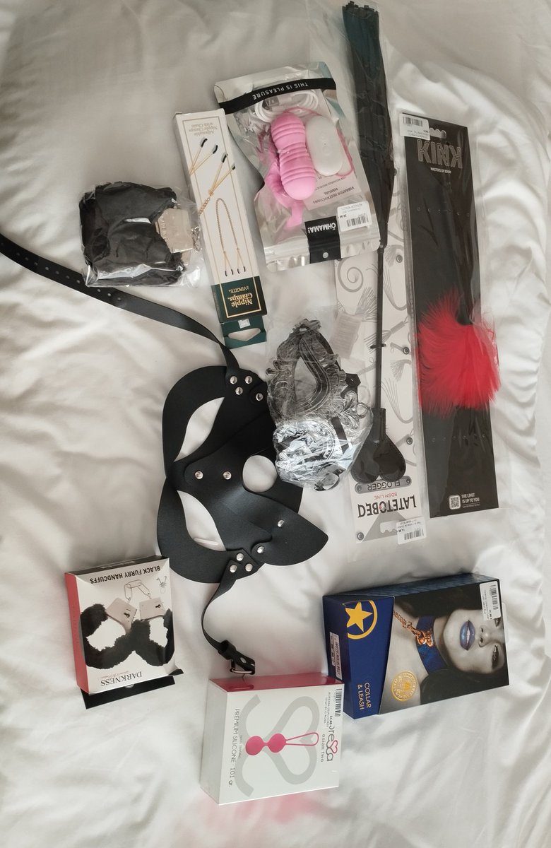 dommad98's tweet photo. Hoy he ido a una sex shop de aquí de la playa 
La dependienta muy majisima jeje, ojalá le hubiera pedido el número 
😏😈 Ya solo me falta con quien probarlos jeje 
Menos mal esta nueva semana que comienza, algo tengo 😋🥵, pero nunca es suficiente, soy vicioso e insaciable https://t.co/z0vKdOsvuD