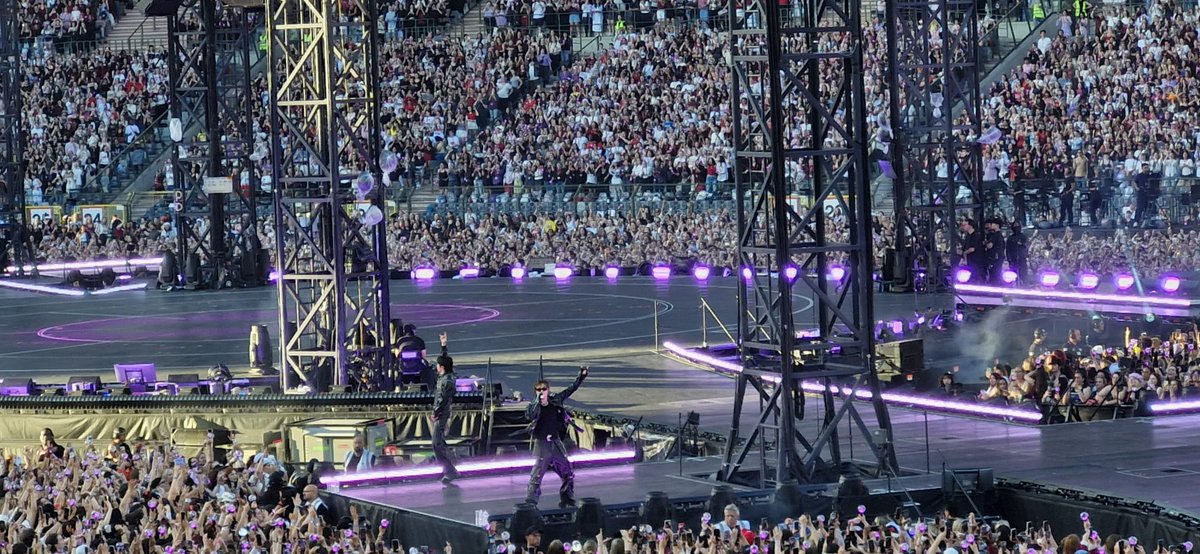 RoiMeurt's tweet photo. Brussels can be proud because it was so beautiful. Look at the few photos we took. They look out of this world
Thank you Brussels D2
#BTS_WORLDTOUR_BRUSSELS_D2 https://t.co/ggMLENc4QM