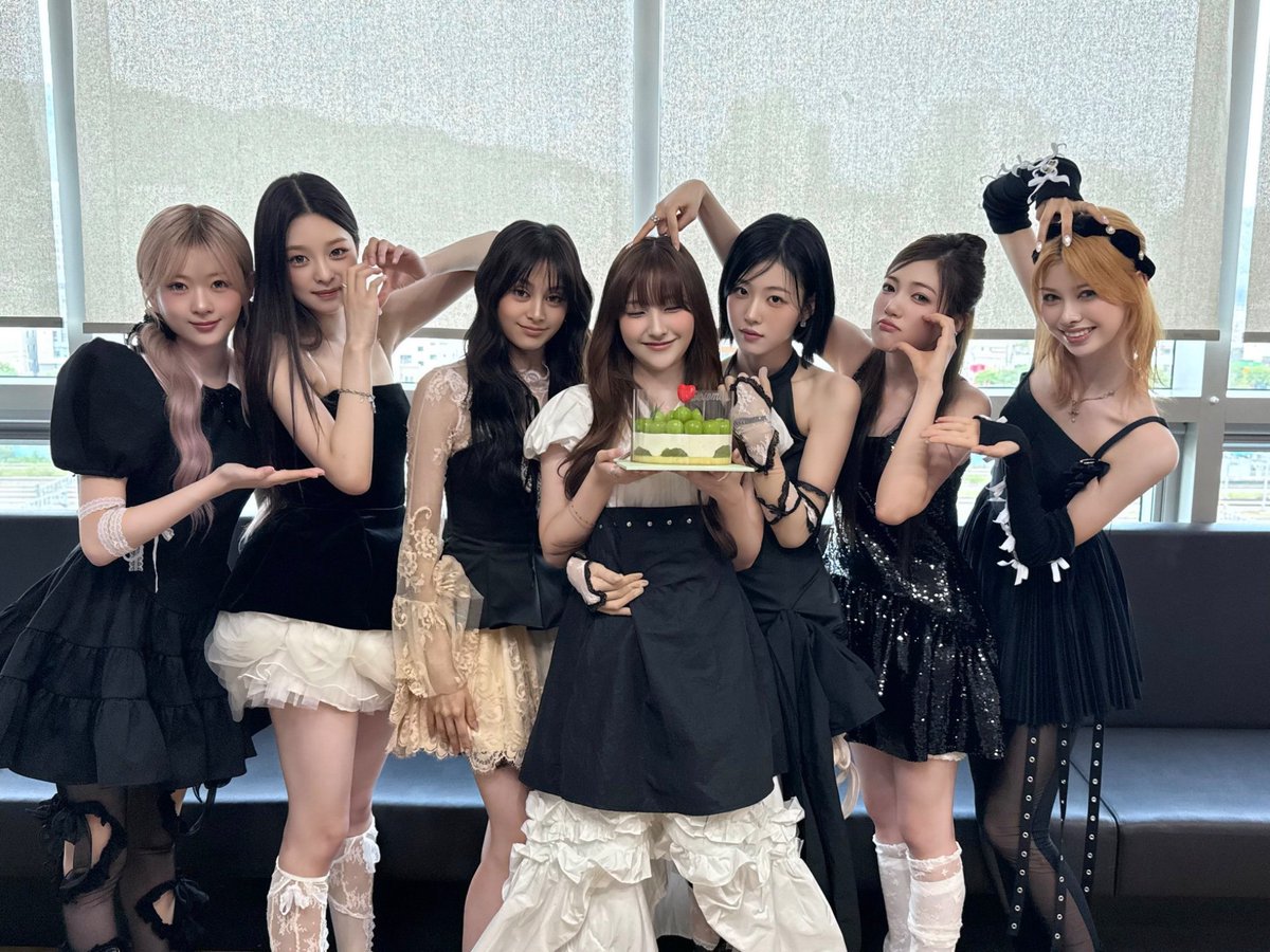 seohyemon's tweet photo. Our birthday girl look so pretty, isn't she 𝗛𝗲𝗮𝗿𝘁𝗕𝗲𝗮𝘁?! 🥰 Once again, お誕生日おめでとう 𝗔𝘂𝗿𝗼𝗿𝗮-𝗰𝗵𝗮𝗻 🍅💬 https://t.co/F9qaXpJHdD