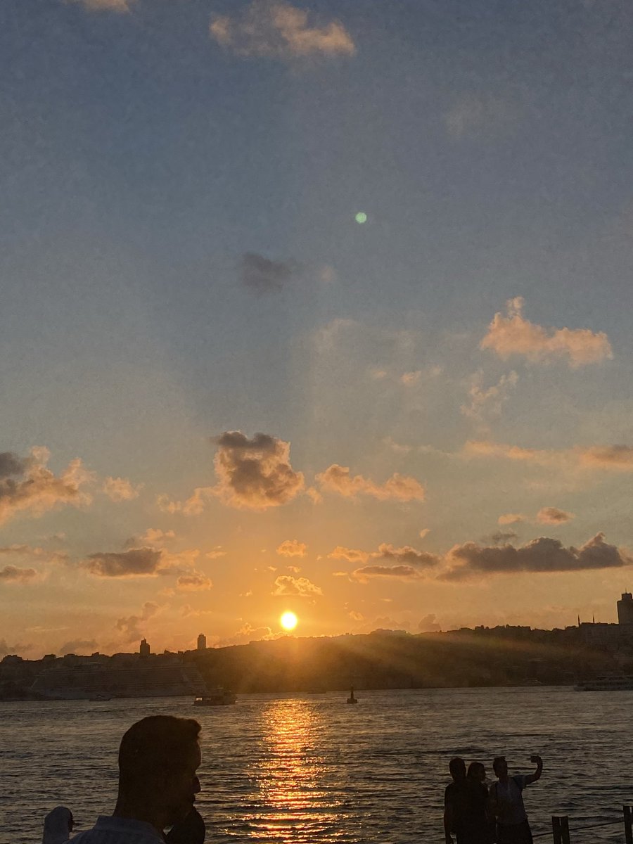 ercanbaburr's tweet photo. Kız Kulesi aslında her gün aynı şeyi fısıldar: "Kendi merkezinde güçlü durursan, etrafındaki sular ne kadar derin olursa olsun yıkılmazsın."

Akıntıya kapılmayı bırakıp kendi geleceğinin mimarı olmanın tam zamanı. Tomorrow is under construction! 

Gelecek, şans eseri inşa edilmez https://t.co/WMILSGjvkU
