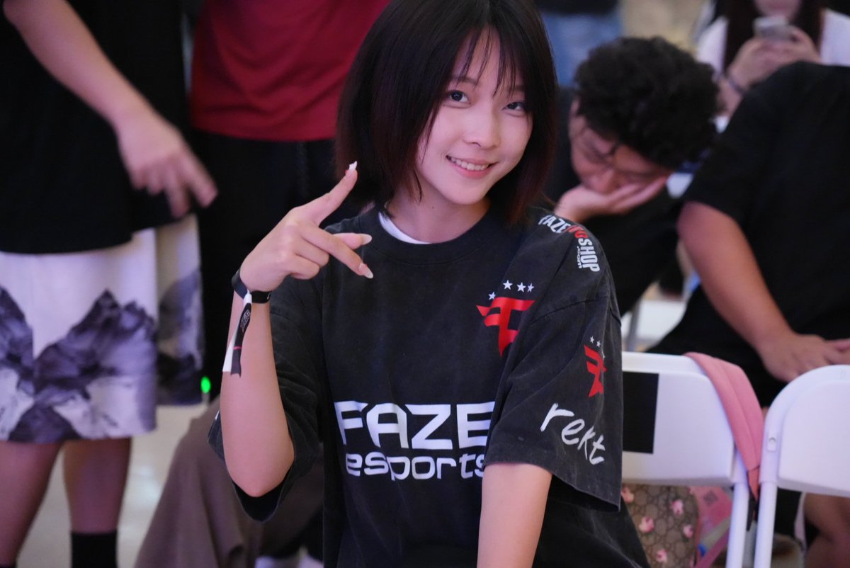 ONWEARGG's tweet photo. Amazing Chinese fans proudly represent #FaZe at #XPL2026 group stage arena! It's still time to grab your authentic @FaZeEsports merchandise at @XinSaiEsports Pro League Guangzhou!
#CS2 #FaZeUp https://t.co/FoMGE28bad
