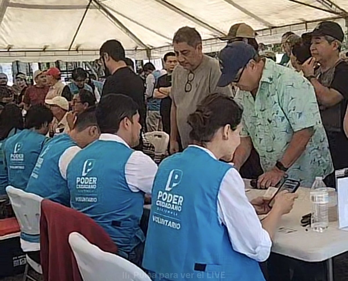 CrticaConstru20's tweet photo. Estuve analizando la propuesta de reforma de Poder Ciudadano y estas son mis observaciones objetivas:

La propuesta identifica un problema real —la captura política de la justicia (lo hizo tanto CICIG cómo las siguientes reacciones) — pero su remedio puede crear otra forma de captura: trasladar el poder de elección desde órganos visibles y políticamente responsables hacia un consejo “técnico-permanente” menos controlable democráticamente.

El punto delicado es el Consejo de Carrera Judicial/Judicatura. 

La propuesta eliminaría comisiones de postulación, sacaría al Congreso de la elección de magistrados de apelaciones y crearía un órgano permanente con enorme poder administrativo y de carrera judicial. 

Según entiendo, ese consejo tendría siete miembros: uno designado por la CSJ, tres provenientes de jueces/magistrados mediante concursos, y tres especialistas externos elegidos por los cuatro anteriores. 

Ahí está el núcleo del riesgo: los primeros cuatro eligen a los otros tres. 

Es decir, el sistema tiende a autorreproducirse. 

La propuesta dice querer evitar cuotas políticas, pero puede terminar creando una oligarquía judicial-administrativa-gremial. 

Antes, el problema era que el Congreso negociaba jueces. 

Ahora el peligro sería que una élite técnica, gremial o ideológica controle ascensos, evaluaciones, disciplina y nombramientos. Cambia el mostrador; no necesariamente desaparece la tienda.

También preocupa la ampliación de la Corte de Constitucionalidad de 5 a 15 magistrados, con salas y renovación parcial. 

En teoría, eso diluye capturas coyunturales. En la práctica, puede multiplicar espacios de colocación, alianzas internas y litigio estratégico. Una CC de 15 no es automáticamente más independiente; puede ser simplemente una CC más grande, más cara y más difícil de responsabilizar. 

Otro punto fuerte: la remoción de altas autoridades solo procedería por condena penal firme o faltas gravísimas, mediante una comisión de cinco diputados seleccionados por sorteo y voto de dos tercios. Eso protege independencia, sí. Pero también puede blindar incompetencia, abuso o militancia judicial. La independencia judicial no debe convertirse en impunidad de toga. 

La propuesta además pretende extender mandatos: CSJ a 12 años sin reelección, apelaciones como carrera hasta los 75 años, renovaciones parciales. 

Hay una lógica buena: evitar que cada coyuntura política capture todo. Pero mandatos largos más baja remoción más administración concentrada pueden crear una estructura casi inmune al control ciudadano. 

Eso no es separación de poderes; puede ser un poder judicial con vocación de sacerdocio republicano.

El argumento político de fondo: Guatemala ya vivió la captura de la justicia por redes políticas, económicas, activistas, internacionales y mediáticas. Por eso una reforma seria no debe preguntarse solo “¿cómo sacamos al Congreso?”, sino “¿quién queda con el poder después?”. Porque sacar al Congreso puede sonar limpio, pero el Congreso al menos tiene costo electoral. Un consejo técnico capturado no pierde elecciones. Solo cambia reglamentos.

La frase crítica sería:

La propuesta no elimina el riesgo de captura de la justicia; lo desplaza. 

Sustituye la captura política visible por una posible captura corporativa, técnica, gremial, e ideológica menos visible y menos responsable ante el ciudadano.

Conclusión: hay elementos defendibles —mandatos escalonados, eliminación de reelección, profesionalización de carrera judicial— pero el corazón de la propuesta debe revisarse con lupa. 

Una reforma judicial no debe crear jueces obedientes al Congreso, pero tampoco una casta judicial autónoma, blindada y políticamente irresponsable. 

La justicia independiente es indispensable; la justicia sin control también puede ser una forma de poder absoluto.
 
👉🏽Seguiré publicando más sobre este tema, porque no se debe tomar a la ligera.  Ni los personajes que están detrás de esto han sido neutrales.  Y menos limpios.