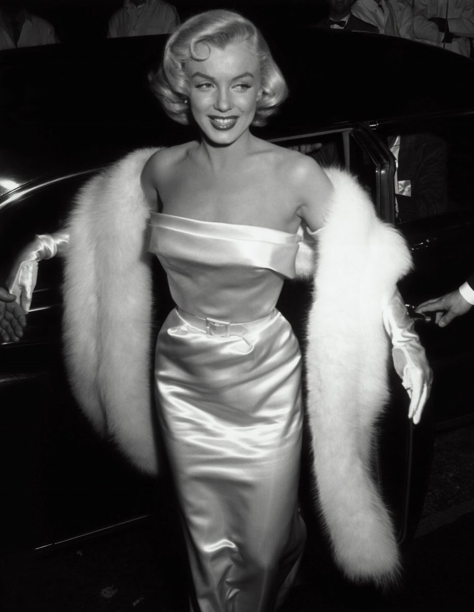 XmxHowes's tweet photo. Check out my Movie Star Collection Available https://t.co/KJ5g17BetR
#wallartforsale #wallart #gifts #giftideas #sexsymbol #MarilynMonroe1954 #Ciros #ModernScreenMagazinePhoto #BlackandWhite #Marilyn #MovieStar #actress #WhiteDress #fur #homedecor https://t.co/cKii4Usgpm