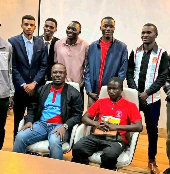 HildaNewton21's tweet photo. ‼️HABARI MBAYA‼️

Jioni hii, July 4, 2026 watu waliojitambulisha ni Askari wa Jeshi la Police, wamewateka Viongozi Wa CHASO Mkoa wa Mbeya.

Mwenyekiti ametekwa akiwa Chuoni, Catholic University Of Mbeya, 

Katibu wa CHASO Mkoa ametekwa akiwa Ofisi za CHADEMA Kanda ya Nyasa Kadege, 

Mwenyekiti CHASO Tawi la Catholic University of Mbeya ametekwa akiwa Chuoni. 

Viongozi hao ni-; 

1. NOAH MWALWANGE (Mkiti CHASO Mkoa) 
2. GWAMAKA MBOKA (Katibu CHASO Mkoa
3. Ndg WASINYO M/Kiti Tawi la CUOM. 

Gari ambayo imetumika kuwateka ni HILUX nyeupe yenye usajili: DPE 8978.

Tunalitaka Jeshi la Police Mkoa Mbeya kueleza Sababu za kuwakamata na mahali wanapowashikilia.