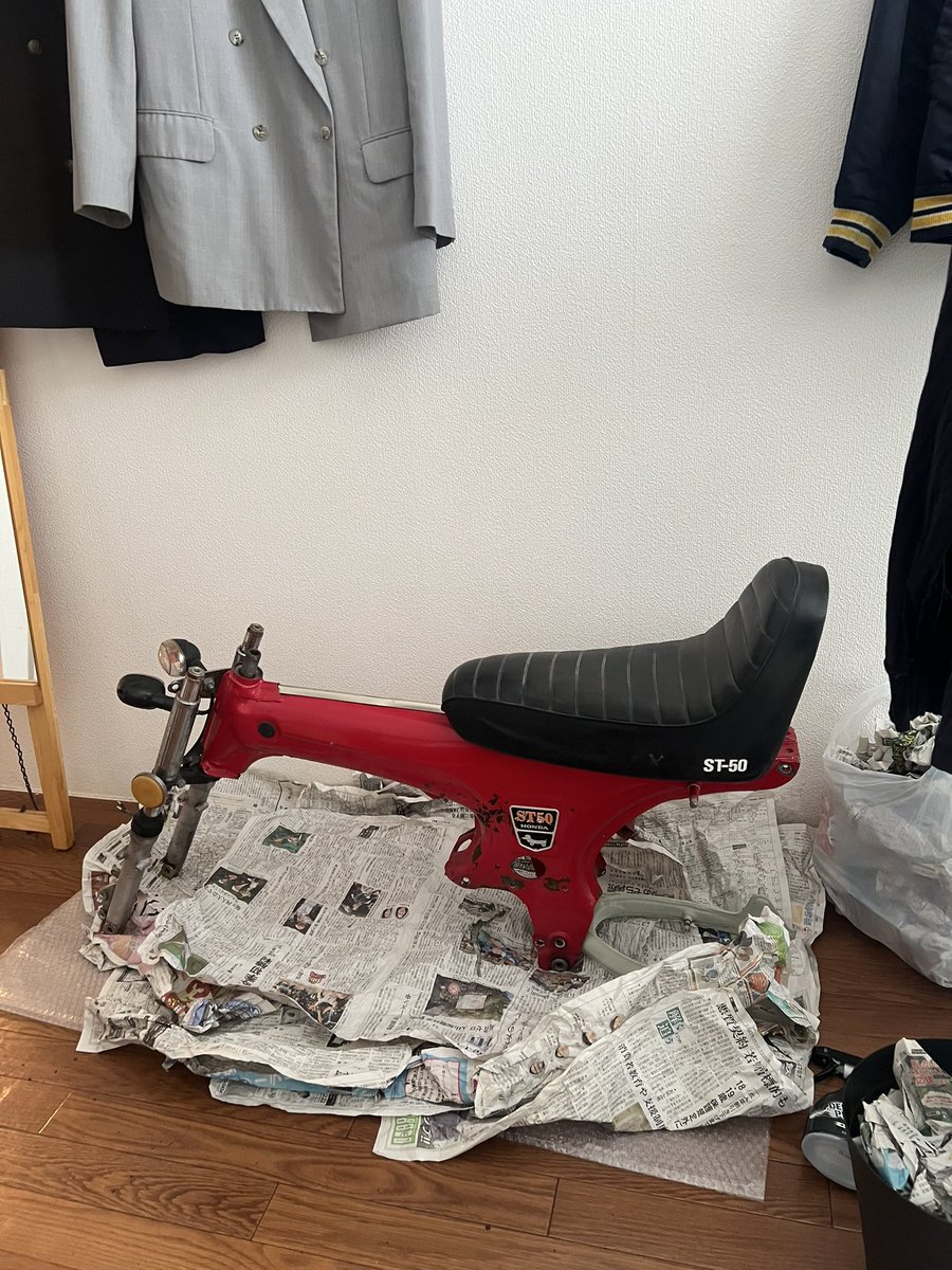 66ms6's tweet photo. 部屋でダックス育て始めました
頑張ります
#dax50 #ホンダダックス
#4ミニ　#アメリカンダックス https://t.co/8toTw2vxd3