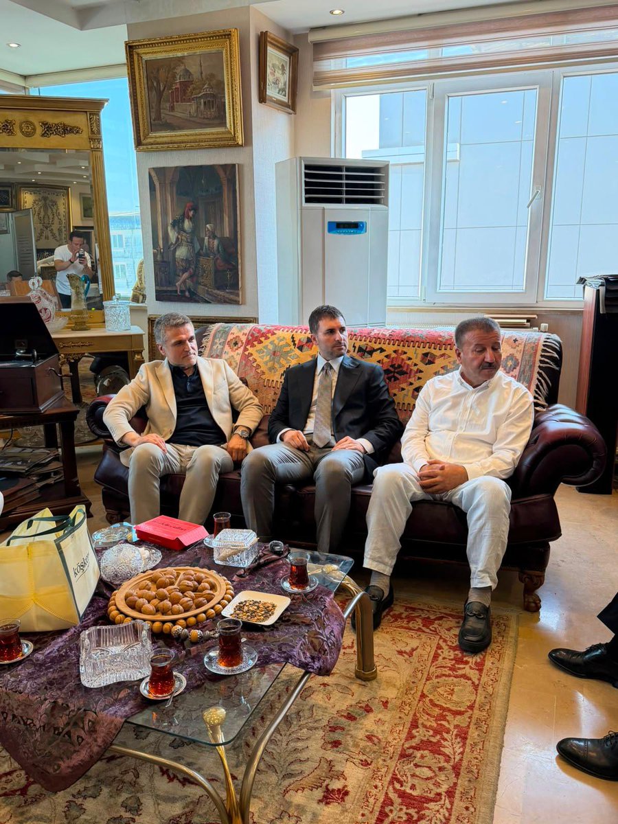 drfatihtuna's tweet photo. Beylikdüzü ilçemizde gerçekleştirdiğimiz saha çalışmaları kapsamında; milletvekillerimiz ve teşkilat mensuplarımızla birlikte esnaflarımızı ziyaret ettik, iş yeri açılışlarına katılarak hemşehrilerimizin heyecanına ortak olduk ve üretim merkezlerimiz olan fabrikalarımızda çalışanlarımızla bir araya geldik.

Cumhurbaşkanımız Sayın Recep Tayyip Erdoğan’ın liderliğinde; milletimizle gönül gönüle, omuz omuza çalışmaya, vatandaşlarımızı dinlemeye ve Türkiye Yüzyılı hedeflerimiz doğrultusunda sahada olmaya devam ediyoruz.

@akpartiistanbul 
@abdullahozdemir 
@avsengulk 
@tahirabus 
@mnecatiisik 
@Mustafaarslan58