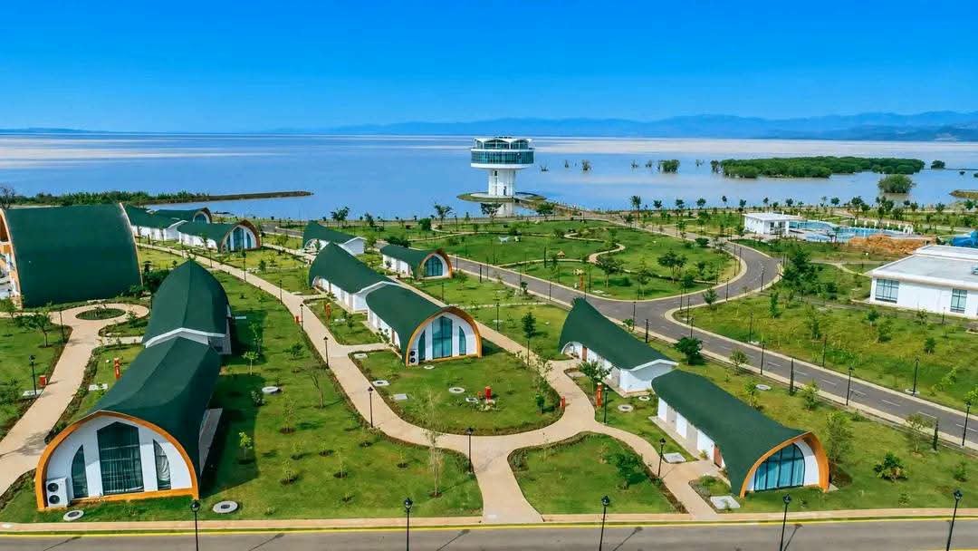 dessalegnmanaye's tweet photo. Guess where? 👀
This isn't AI-generated — this is #Ethiopia! 🇪🇹🔥
Pictured is the stunning #ArbaMinch Conference Resort, officially inaugurated this morning by Abiy Ahmed Ali . A remarkable symbol of Ethiopia’s growing tourism, hospitality, and development ambitions. https://t.co/ehAYSZzKHh