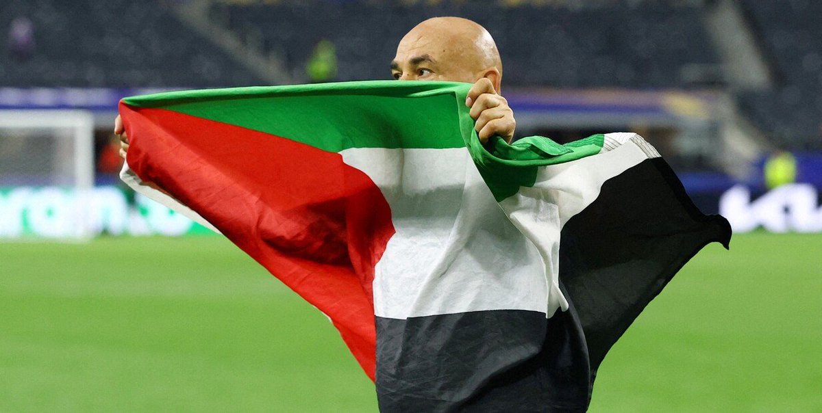 clarincom's tweet photo. EL DT DE EGIPTO CELEBRÓ LA CLASIFICACIÓN CON UNA BANDERA DE PALESTINA Y DEDICÓ EL TRIUNFO A GAZA

Hossam Hassan, técnico del próximo rival de la Selección Argentina, ingresó al campo con una bandera de Palestina tras eliminar a Australia. El entrenador dedicó la histórica clasificación al pueblo egipcio y a los palestinos, y pidió que "Alá los sostenga".

Egipto avanzó por primera vez a los octavos de final de un Mundial.

(+) en Clarín: https://t.co/LU0ZwZ8sZV