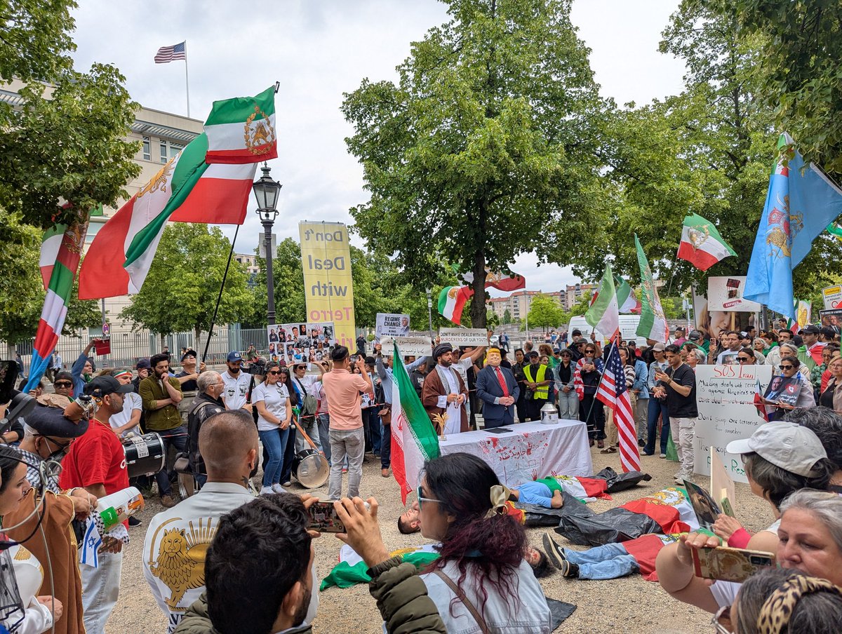 MSGA59's tweet photo. Today at the US embassy in Berlin https://t.co/caaAzf010L