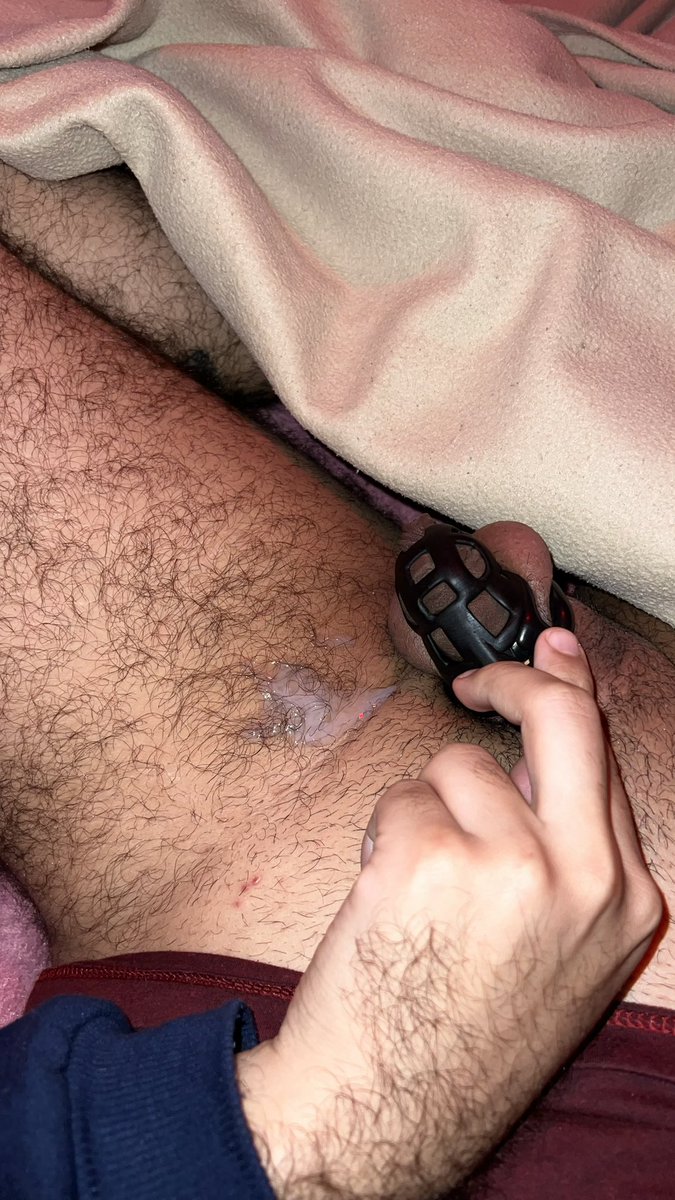 _castersantos's tweet photo. Ontem após 7 dias 🔒 meu dono me autorizou a gozar💦 na cage e com um plug vibratório no cu 🔥😈. Muito obrigado meu macho @rubber_br 

#cage #castidade #submisso https://t.co/Uh99r6JjLx