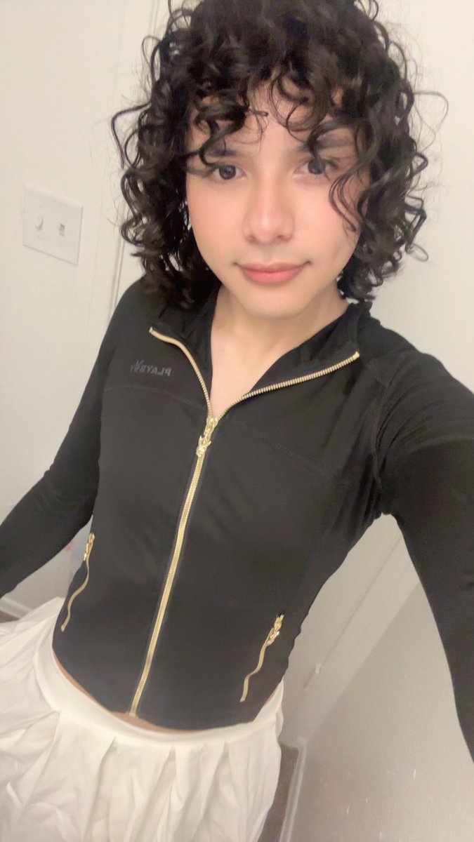 feminineapollo's tweet photo. my cheeks look so fuckin fat omlll https://t.co/NuFZvvQj5U