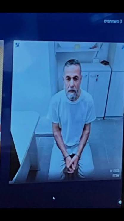 ertenyf's tweet photo. Hussam Ebu Safiyye:

“Beni son görüşünüz bu olacak… Beni buraya öldürmek için getirdiler. Buradan sağ çıkabileceğimi düşünmüyorum. Sonum geldi.”

** 

İsrail İnsan Hakları İçin Hekimler Örgütü (PHRI) ile Avukat Nasır Udeh, kahraman doktor Ebu Safiyye ile görüşme gerçekleştirdi. 

Doktorun başında, göz çevresinde, kulaklarında ve boynunda yeni oluşmuş ağır yaralar bulunuyordu.

Görüşme sırasında Dr. Ebu Saffiye’nin nefes almakta ve konuşmakta zorlandığı, son derece bitkin göründüğü, otururken dengesini koruyamadığı ve birkaç kez bilincini kaybetmek üzere olduğu aktarıldı. 

Dr. Ebu Safiyye, avukatına verdiği ifadede, 10 Haziran 2026’daki Yüksek Mahkeme duruşmasının ardından Ganot Hapishanesi’nde tek kişilik hücrede tutulurken dört veya beş gardiyanın hücresine girerek kendisine çekiç ve coplarla saldırdığını, vücudunun birçok yerinden yaralandığını anlattı.

Doktor ayrıca, 24 Haziran 2026’da Rakefet tesisine sevk edilmesinden bu yana her gün darbedildiğini, bu nedenle birkaç kez bilincini kaybettiğini ancak uygun tıbbi tedaviye erişemediğini söyledi.

Kahraman doktor, “Beni son görüşünüz bu olacak… Beni buraya öldürmek için getirdiler. Buradan sağ çıkabileceğimi düşünmüyorum. Sonum geldi.” dedi.