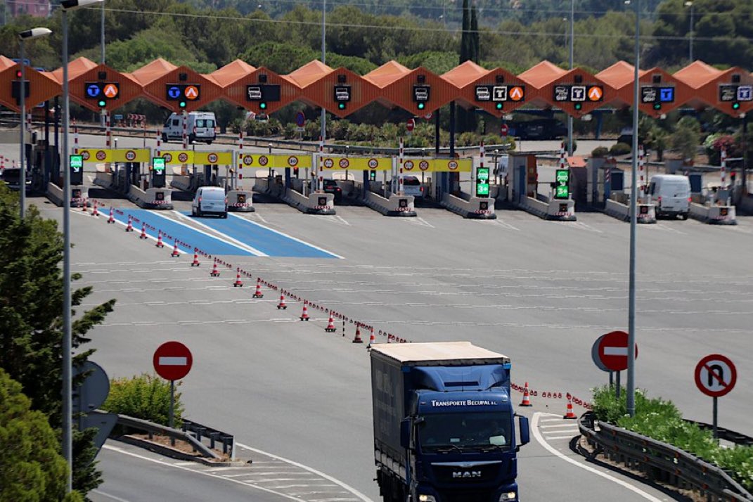ProfTorra's tweet photo. Totes les carreteres (autopistes, autovies, nacionals, comarcals, verticals, transversals…) s’han de mantenir via impostos, no via peatges.
Paguem IRPF, IVA, impost de patrimoni, impost de circulació, impost de CO2…
Prou! Ja paguem prou!
Apreneu a gestionar, coi! https://t.co/WoGO081YbH