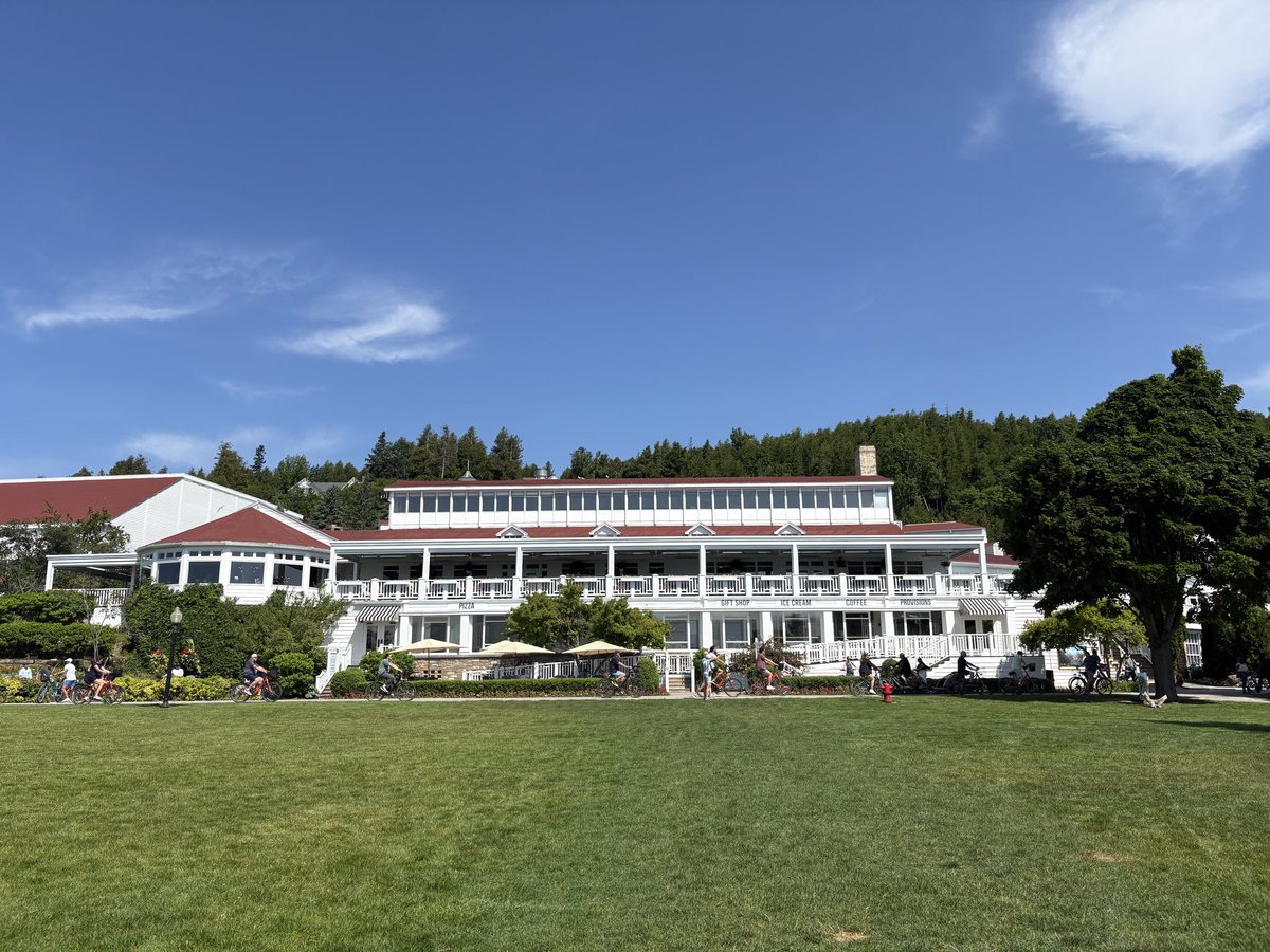 _miamckenna_'s tweet photo. wedding venue reveal 😍 mackinac island, we will see you next year!! https://t.co/hlkTr68MmC